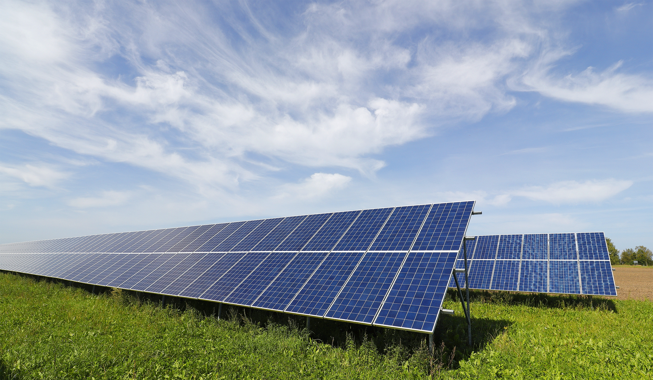solarpanelslider_gepsiegelt Photovoltaikanlage auf freiem Feld zur Rendite durch Solarinvestitionen